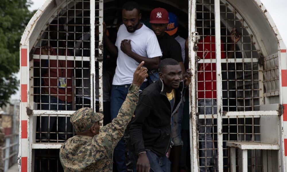 Fotografía de archivo del 25 de marzo de 2024 de un camión de la Dirección General de Migración dominicana que llega hasta la frontera con decenas de ciudadanos haitianos que son deportados de regreso a Haití, desde Dajabón (República Dominicana). EFE/ Orlando Barría