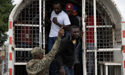 Fotografía de archivo del 25 de marzo de 2024 de un camión de la Dirección General de Migración dominicana que llega hasta la frontera con decenas de ciudadanos haitianos que son deportados de regreso a Haití, desde Dajabón (República Dominicana). EFE/ Orlando Barría