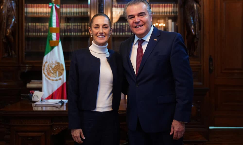 Fotografía cedida por la presidencia de México, de la mandataria mexicana, Claudia Sheinbaum, acompañada del titular del Consejo Coordinador Empresarial (CCE), Francisco Cervantes Díaz posando este martes, en el Palacio Nacional de la Ciudad de México (México). EFE/ Presidencia de México /SOLO USO EDITORIAL/SOLO DISPONIBLE PARA ILUSTRAR LA NOTICIA QUE ACOMPAÑA (CRÉDITO OBLIGATORIO)