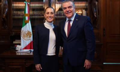 Fotografía cedida por la presidencia de México, de la mandataria mexicana, Claudia Sheinbaum, acompañada del titular del Consejo Coordinador Empresarial (CCE), Francisco Cervantes Díaz posando este martes, en el Palacio Nacional de la Ciudad de México (México). EFE/ Presidencia de México /SOLO USO EDITORIAL/SOLO DISPONIBLE PARA ILUSTRAR LA NOTICIA QUE ACOMPAÑA (CRÉDITO OBLIGATORIO)