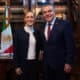 Fotografía cedida por la presidencia de México, de la mandataria mexicana, Claudia Sheinbaum, acompañada del titular del Consejo Coordinador Empresarial (CCE), Francisco Cervantes Díaz posando este martes, en el Palacio Nacional de la Ciudad de México (México). EFE/ Presidencia de México /SOLO USO EDITORIAL/SOLO DISPONIBLE PARA ILUSTRAR LA NOTICIA QUE ACOMPAÑA (CRÉDITO OBLIGATORIO)