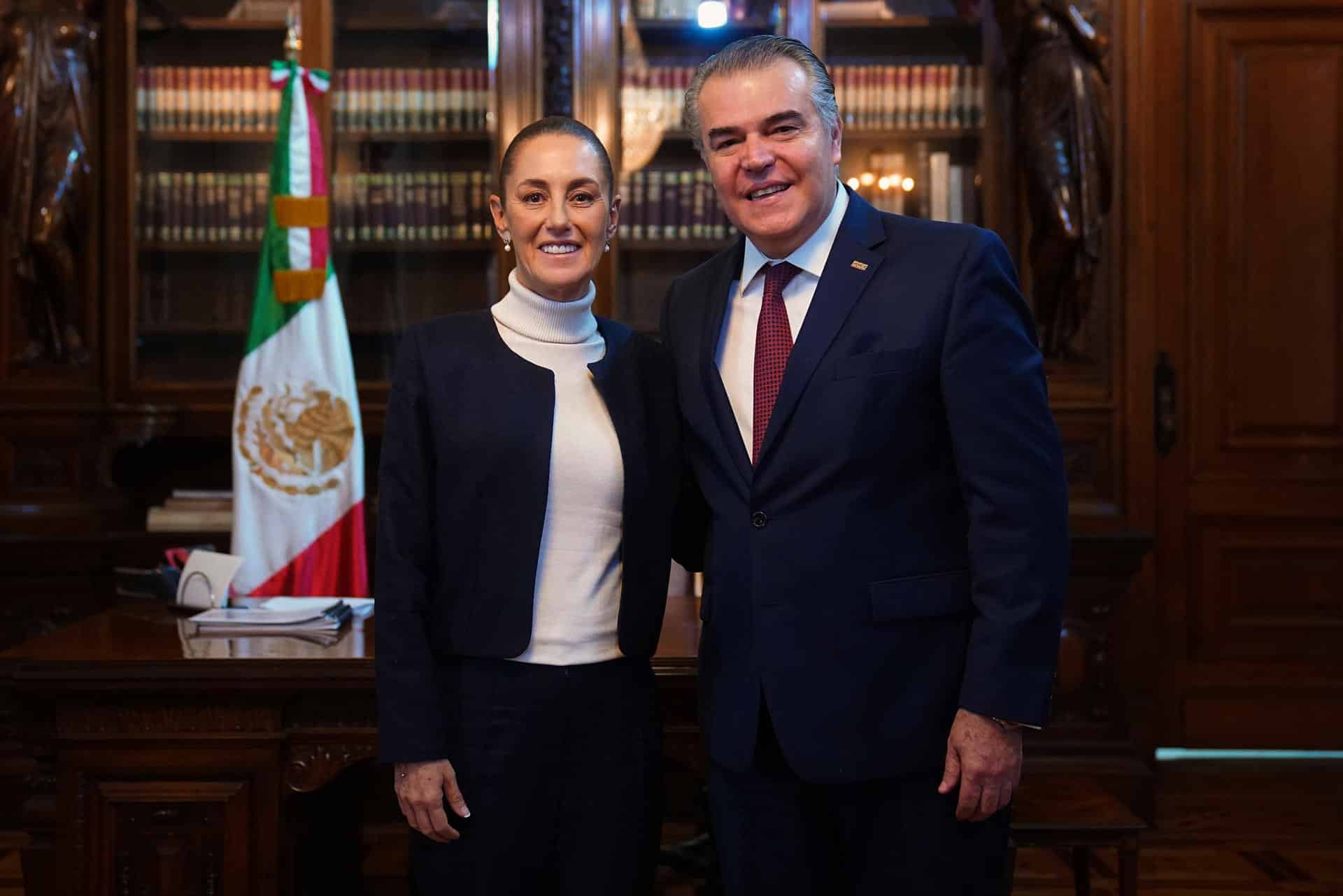 Fotografía cedida por la presidencia de México, de la mandataria mexicana, Claudia Sheinbaum, acompañada del titular del Consejo Coordinador Empresarial (CCE), Francisco Cervantes Díaz posando este martes, en el Palacio Nacional de la Ciudad de México (México). EFE/ Presidencia de México /SOLO USO EDITORIAL/SOLO DISPONIBLE PARA ILUSTRAR LA NOTICIA QUE ACOMPAÑA (CRÉDITO OBLIGATORIO)