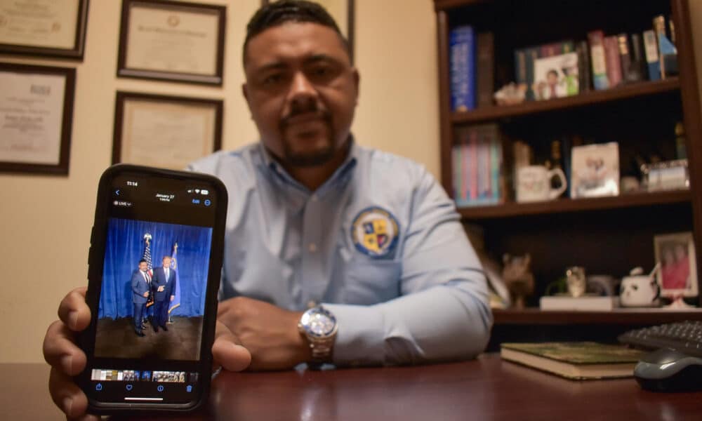 El pastor evangelista colombiano residente en Henderson, Camilo Pérez, posa para una foto durante una entrevista con EFE en Las Vegas (EE.UU.). EFE/ Mónica Rubalcava