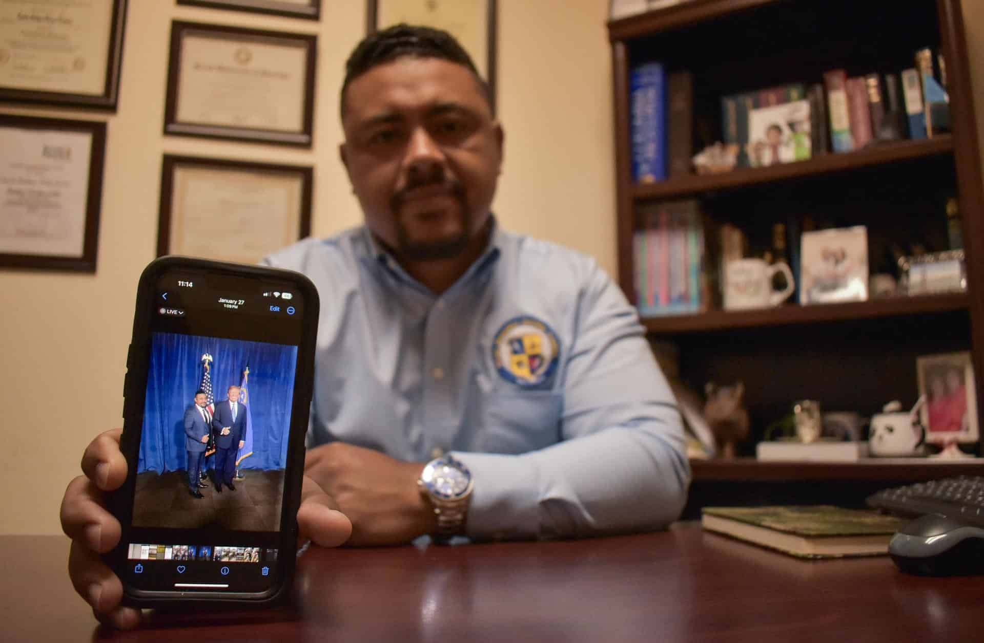 El pastor evangelista colombiano residente en Henderson, Camilo Pérez, posa para una foto durante una entrevista con EFE en Las Vegas (EE.UU.). EFE/ Mónica Rubalcava