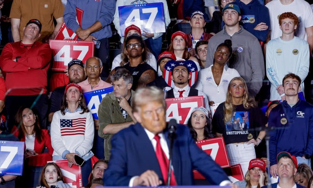 Simpatizantes asisten al evento de campaña del expresidente estadounidense y candidato presidencial republicano Donald Trump en el McCamish Pavillion en el campus de Georgia Tech en Atlanta, Georgia, EE. UU., el 28 de octubre de 2024. EFE/EPA/Erik S. Lesser