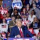 Simpatizantes asisten al evento de campaña del expresidente estadounidense y candidato presidencial republicano Donald Trump en el McCamish Pavillion en el campus de Georgia Tech en Atlanta, Georgia, EE. UU., el 28 de octubre de 2024. EFE/EPA/Erik S. Lesser