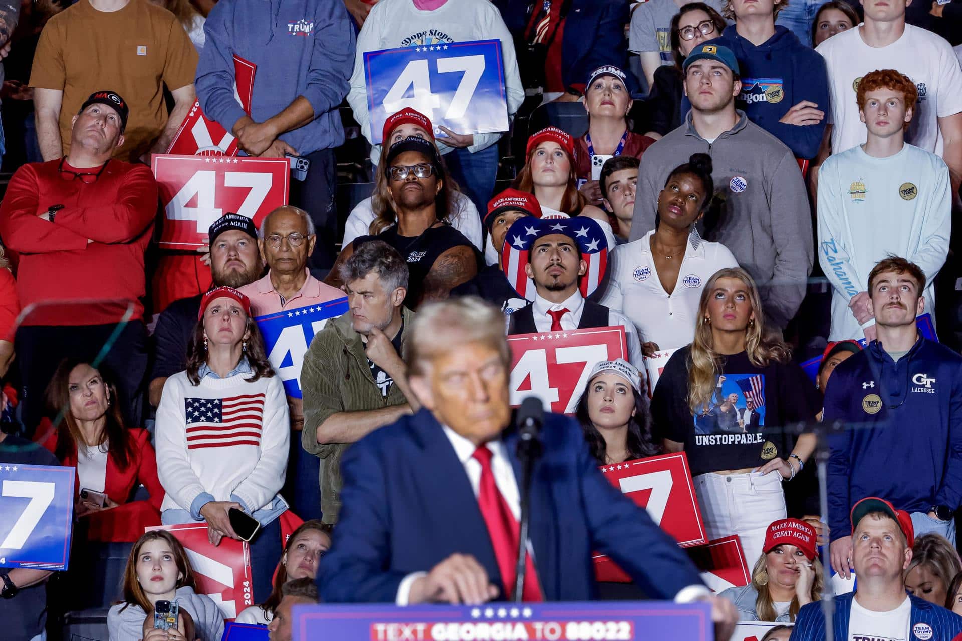 Simpatizantes asisten al evento de campaña del expresidente estadounidense y candidato presidencial republicano Donald Trump en el McCamish Pavillion en el campus de Georgia Tech en Atlanta, Georgia, EE. UU., el 28 de octubre de 2024. EFE/EPA/Erik S. Lesser