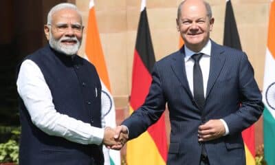 El canciller alemán, Olaf Scholz, (d) y el primer ministro indio, Narendra Modi, en Nueva Delhi, el 25 de octubre de 2024. EFE/EPA/HARISH TYAGI