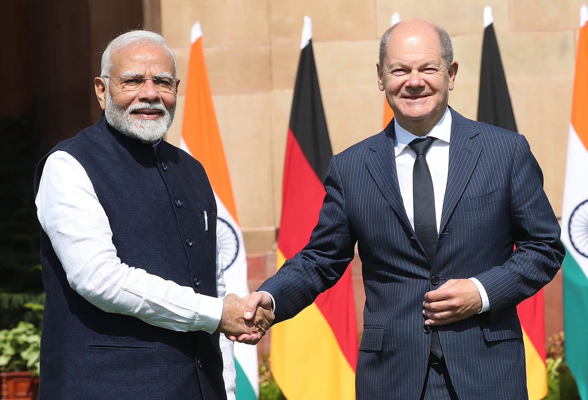 El canciller alemán, Olaf Scholz, (d) y el primer ministro indio, Narendra Modi, en Nueva Delhi, el 25 de octubre de 2024. EFE/EPA/HARISH TYAGI