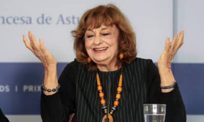 La poeta, prosista, ensayista y periodista rumana Ana Blandiana, Premio Princesa de Asturias de las Letras 2024, ofrece una rueda de prensa este lunes en Oviedo. EFE/ J.L. Cereijido