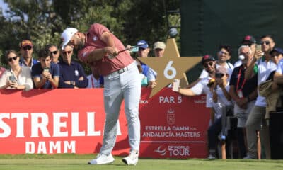 El golfista español Jon Rahm lanza su bola en la salida del hoyo 6 durante la cuarta y última jornada del Andalucía Másters de Golf, del 'DP World Tour', en el Real Club de Golf Sotogrande, en San Roque (Cádiz), este domingo. EFE/A.Carrasco Ragel