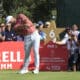 El golfista español Jon Rahm lanza su bola en la salida del hoyo 6 durante la cuarta y última jornada del Andalucía Másters de Golf, del 'DP World Tour', en el Real Club de Golf Sotogrande, en San Roque (Cádiz), este domingo. EFE/A.Carrasco Ragel