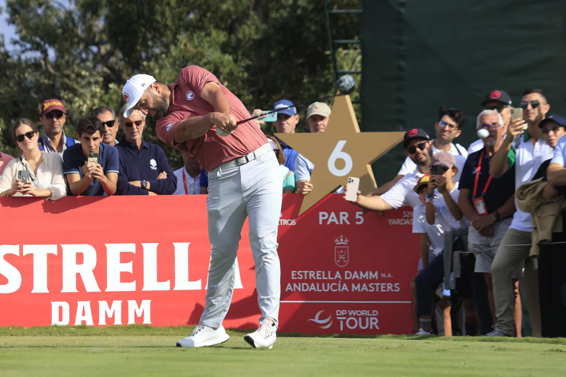 El golfista español Jon Rahm lanza su bola en la salida del hoyo 6 durante la cuarta y última jornada del Andalucía Másters de Golf, del 'DP World Tour', en el Real Club de Golf Sotogrande, en San Roque (Cádiz), este domingo. EFE/A.Carrasco Ragel