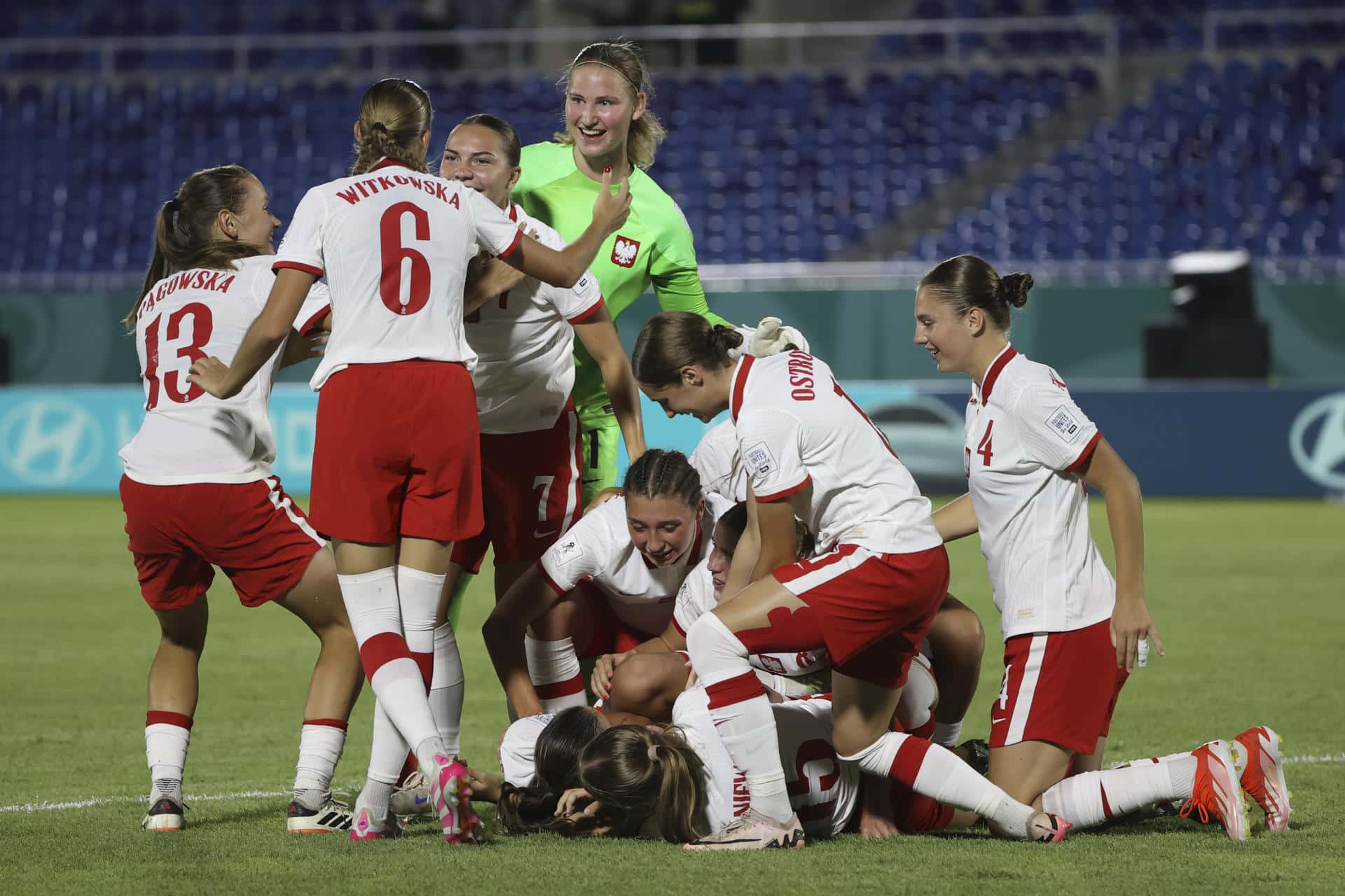 Jugadoras de Polonia celebran un gol de Kinga Wyrwas en un partido del grupo D de la Copa Mundial Femenina sub-17. EFE/ Orlando Barria