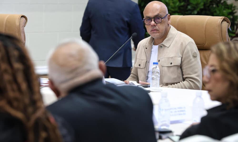 Fotografía cedida por la oficina de prensa de la Asamblea Nacional de Venezuela, del presidente de la Asamblea Nacional, Jorge Rodríguez durante una reunión con representantes de varios partidos este jueves en Caracas (Venezuela). EFE/Asamblea Nacional de Venezuela