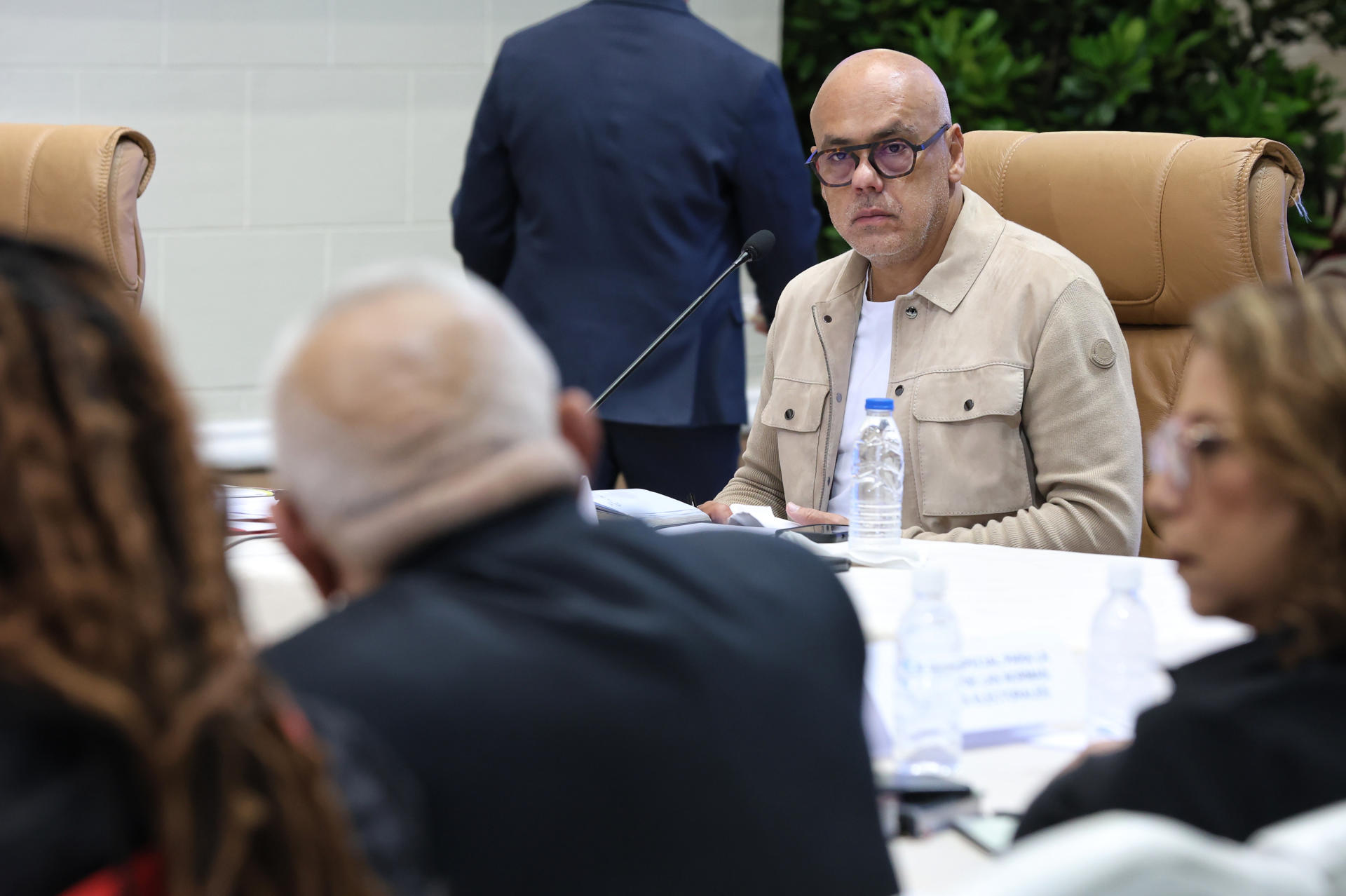 Fotografía cedida por la oficina de prensa de la Asamblea Nacional de Venezuela, del presidente de la Asamblea Nacional, Jorge Rodríguez durante una reunión con representantes de varios partidos este jueves en Caracas (Venezuela). EFE/Asamblea Nacional de Venezuela