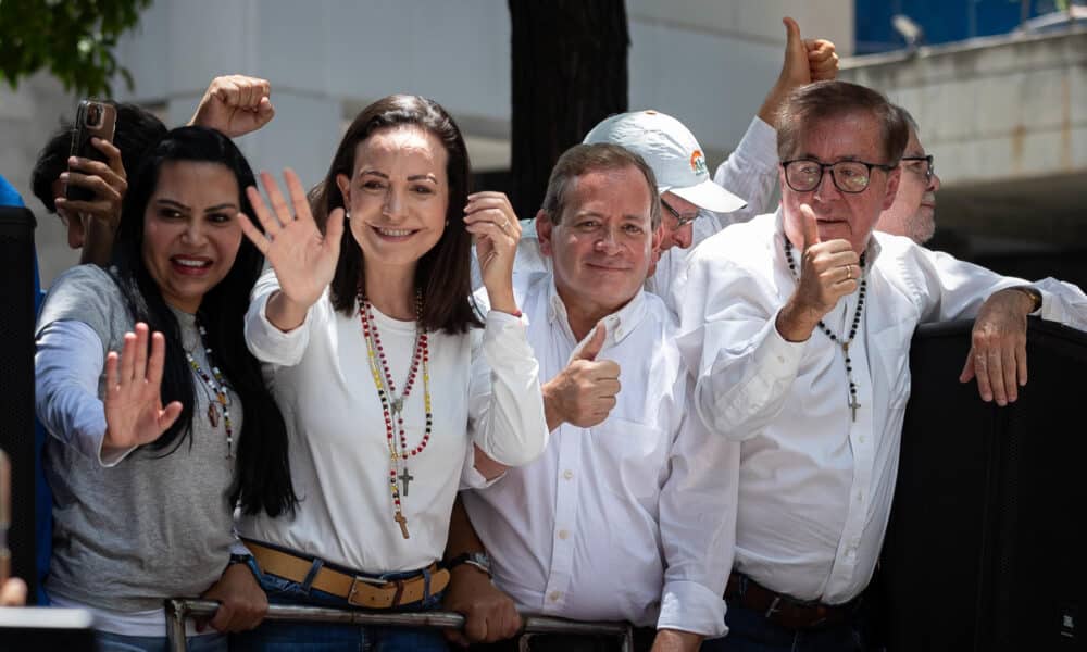 Fotografía del 28 de agosto de 2024 donde se observa al exdiputado venezolano Juan Pablo Guanipa (2-d) junto a la líder opositora venezolana, María Corina Machado (2-i), durante una manifestación de la oposición, en Caracas (Venezuela). EFE/ Ronald Peña R.