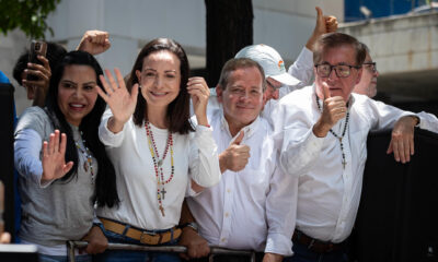 Fotografía del 28 de agosto de 2024 donde se observa al exdiputado venezolano Juan Pablo Guanipa (2-d) junto a la líder opositora venezolana, María Corina Machado (2-i), durante una manifestación de la oposición, en Caracas (Venezuela). EFE/ Ronald Peña R.