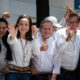 Fotografía del 28 de agosto de 2024 donde se observa al exdiputado venezolano Juan Pablo Guanipa (2-d) junto a la líder opositora venezolana, María Corina Machado (2-i), durante una manifestación de la oposición, en Caracas (Venezuela). EFE/ Ronald Peña R.