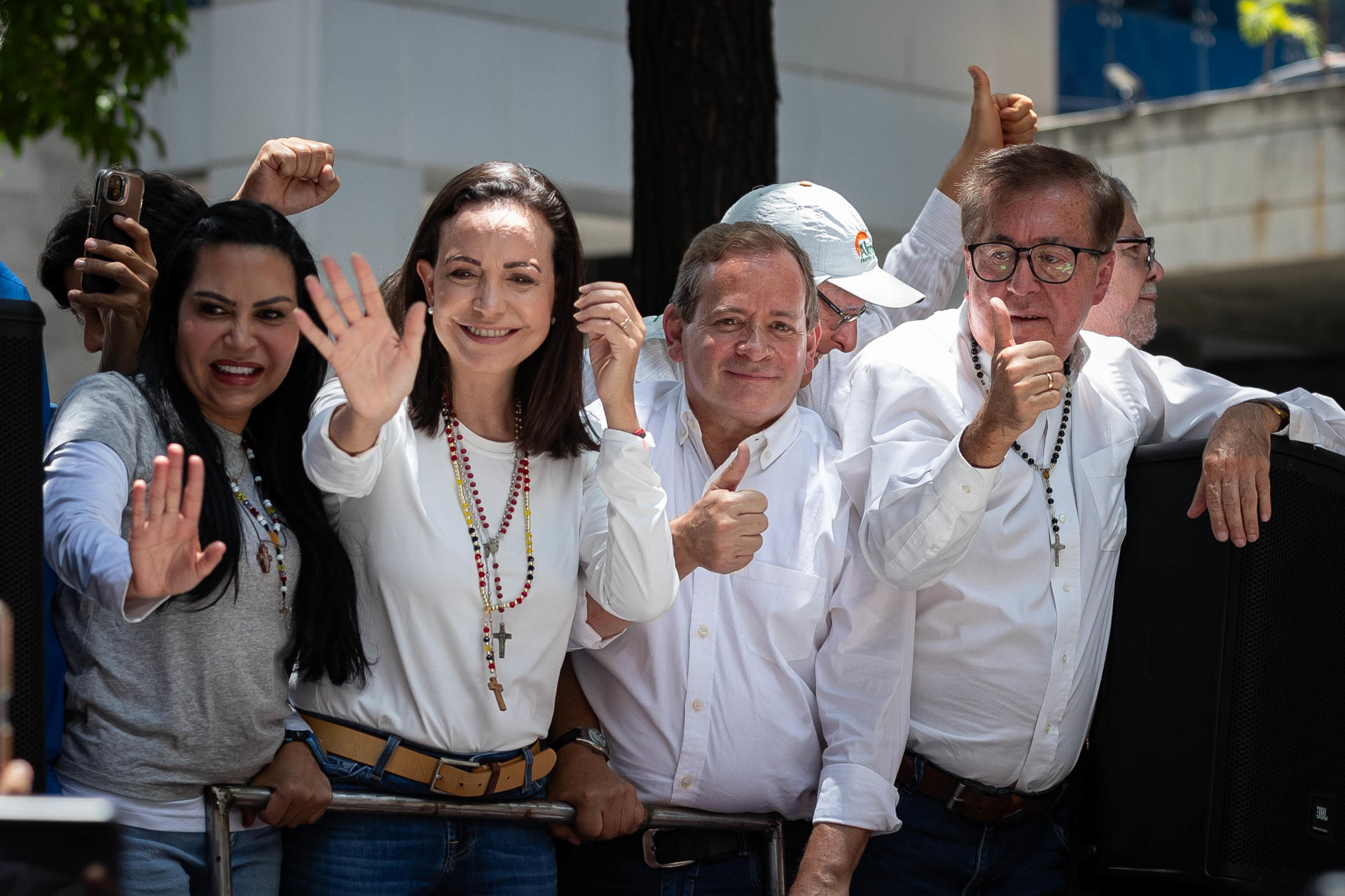 Fotografía del 28 de agosto de 2024 donde se observa al exdiputado venezolano Juan Pablo Guanipa (2-d) junto a la líder opositora venezolana, María Corina Machado (2-i), durante una manifestación de la oposición, en Caracas (Venezuela). EFE/ Ronald Peña R.