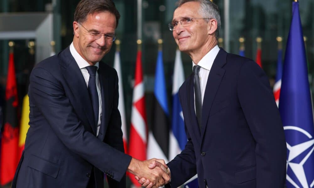 El neerlandés Mark Rutte (i) se convirtió este martes en el nuevo secretario general de la OTAN, tras suceder al noruego Jens Stoltenberg (d) en una reunión del Consejo del Atlántico Norte celebrada en Bruselas. EFE/ EPA/Olivier Hoslet