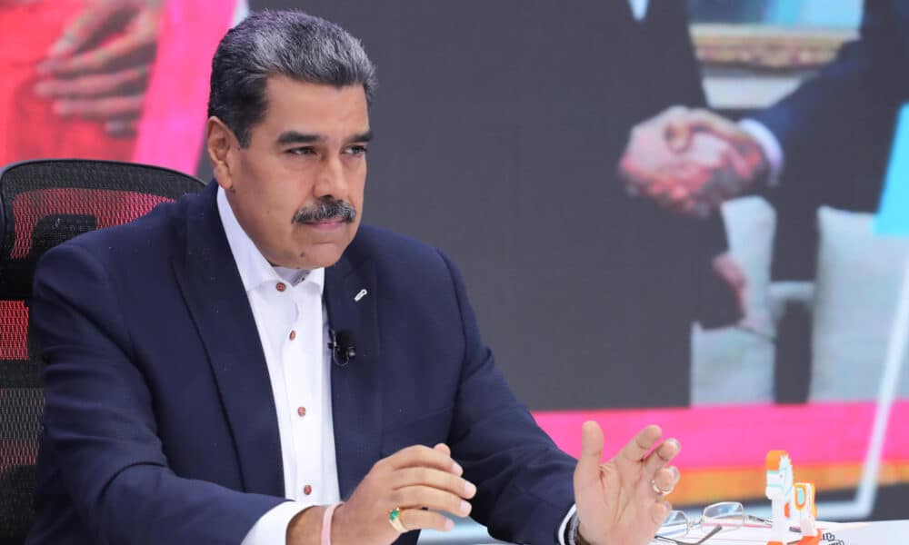 Fotografía cedida por Prensa Miraflores del presidente de Venezuela, Nicolás Maduro, durante su programa de televisión 'Con Maduro +' en Caracas (Venezuela). EFE/ Prensa de Miraflores