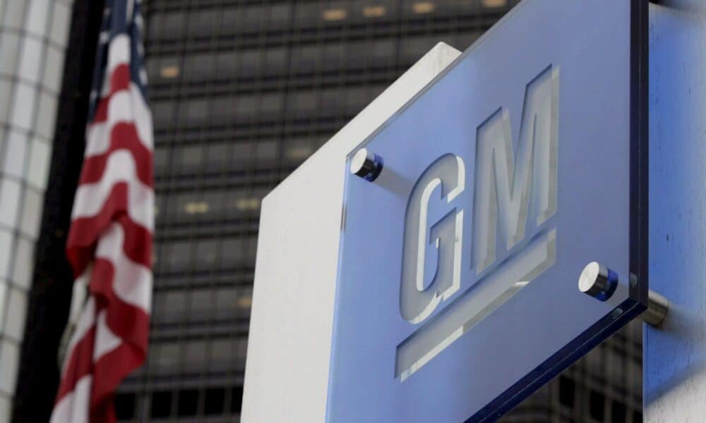 Fotografía de archivo del logo de General Motors en Detroit (Estados Unidos). EFE/Jeff Kowalsky