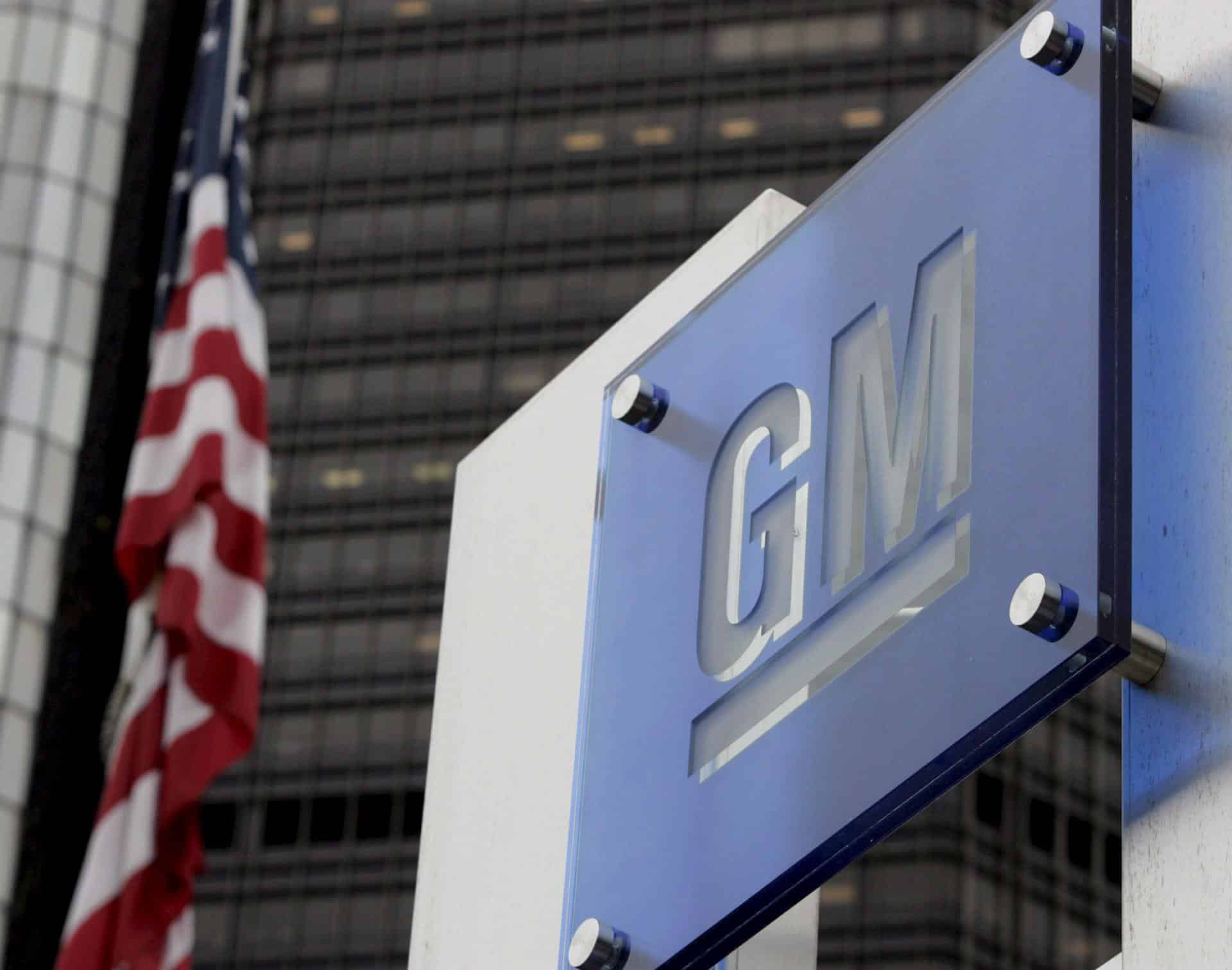 Fotografía de archivo del logo de General Motors en Detroit (Estados Unidos). EFE/Jeff Kowalsky