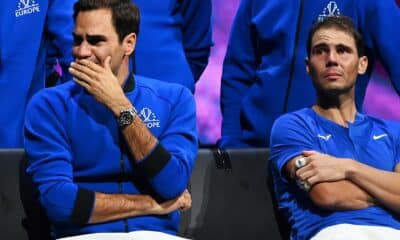 Roger Federer (I) y Rafael Nadal no pueden contener las lágrimas en la despedida del suizo, tras disputar la Copa Laver de 2022. EFE/EPA/ANDY RAIN