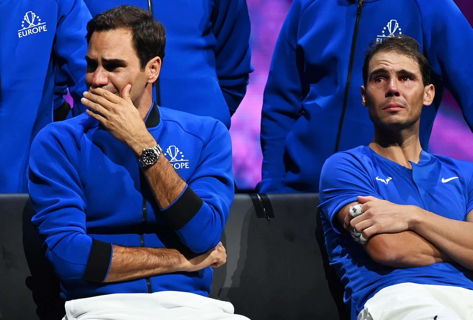 Roger Federer (I) y Rafael Nadal no pueden contener las lágrimas en la despedida del suizo, tras disputar la Copa Laver de 2022. EFE/EPA/ANDY RAIN