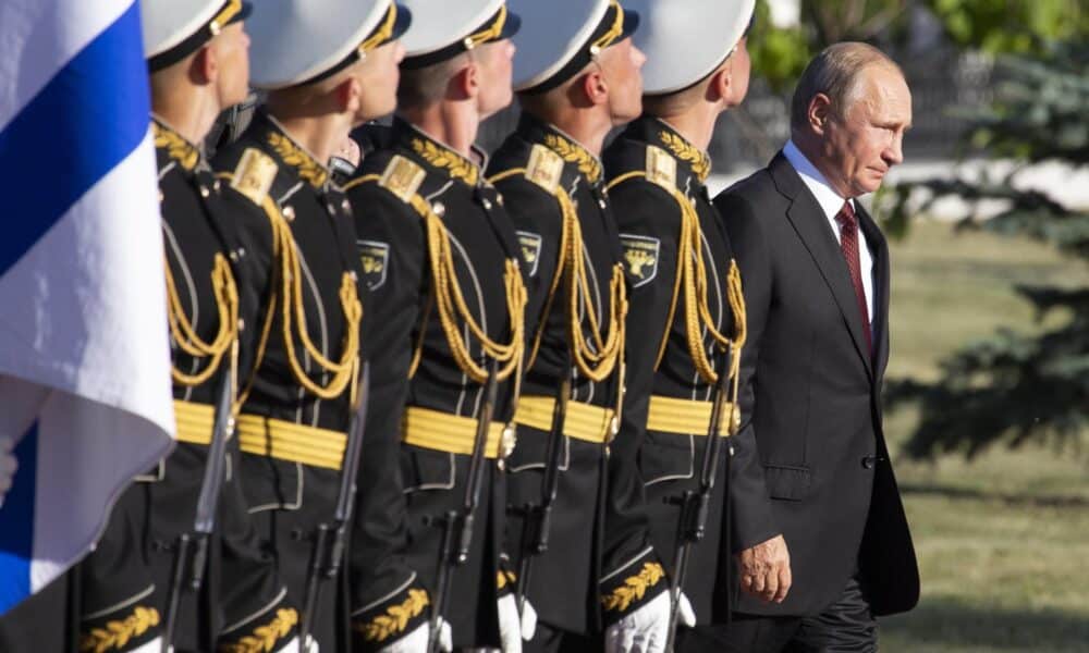 Foto archivo. El presidente ruso, Vladímir Putin (d), participa en una ceremonia en la Tumba del Soldado Desconocido en Kursk (Rusia) EFE/ Alexander Zemlianichenko / **POOL**[**POOL**]