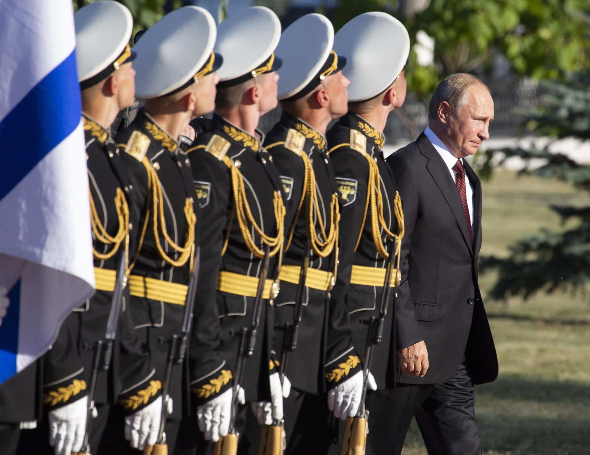 Foto archivo. El presidente ruso, Vladímir Putin (d), participa en una ceremonia en la Tumba del Soldado Desconocido en Kursk (Rusia) EFE/ Alexander Zemlianichenko / **POOL**[**POOL**]