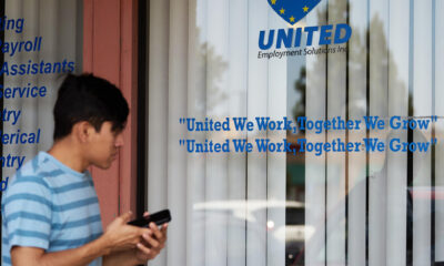 Fotografía de archivo del 2 de agosto de 2024 de una persona caminando junto a una agencia de empleo, en Los Ángeles, California (Estados Unidos). EFE/EPA Allison Dinner