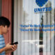 Fotografía de archivo del 2 de agosto de 2024 de una persona caminando junto a una agencia de empleo, en Los Ángeles, California (Estados Unidos). EFE/EPA Allison Dinner