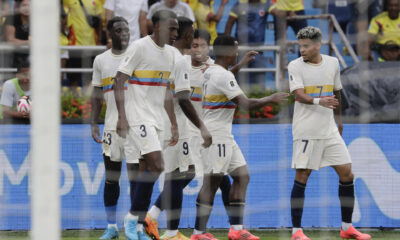 Jugadores de Colombia celebran un gol de Davinson Sánchez en un partido de las eliminatorias sudamericanas para el Mundial de 2026. EFE/ Carlos Ortega