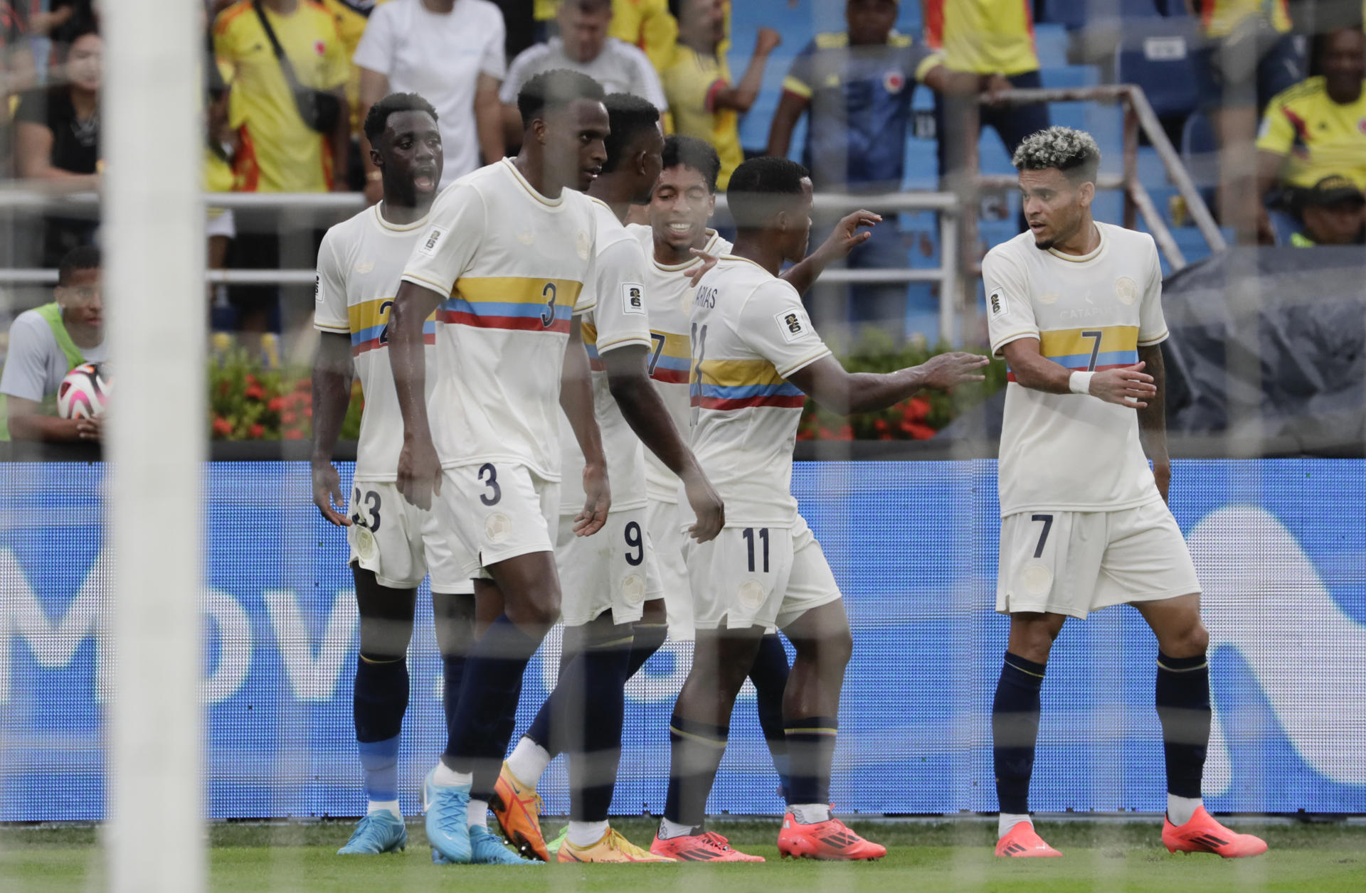 Jugadores de Colombia celebran un gol de Davinson Sánchez en un partido de las eliminatorias sudamericanas para el Mundial de 2026. EFE/ Carlos Ortega