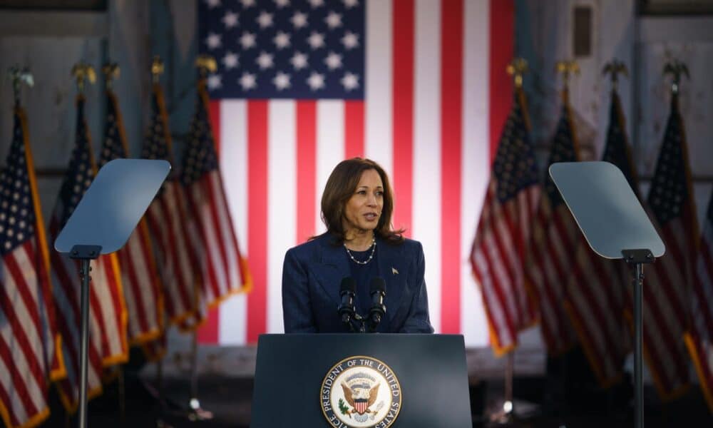 Fotografía del 16 de octubre de 2024 de la vicepresidenta estadounidense y actual candidata presidencial demócrata, Kamala Harris, en un mitin en el condado de Bucks, Pensilvania, EE.UU EFE/WILL OLIVER