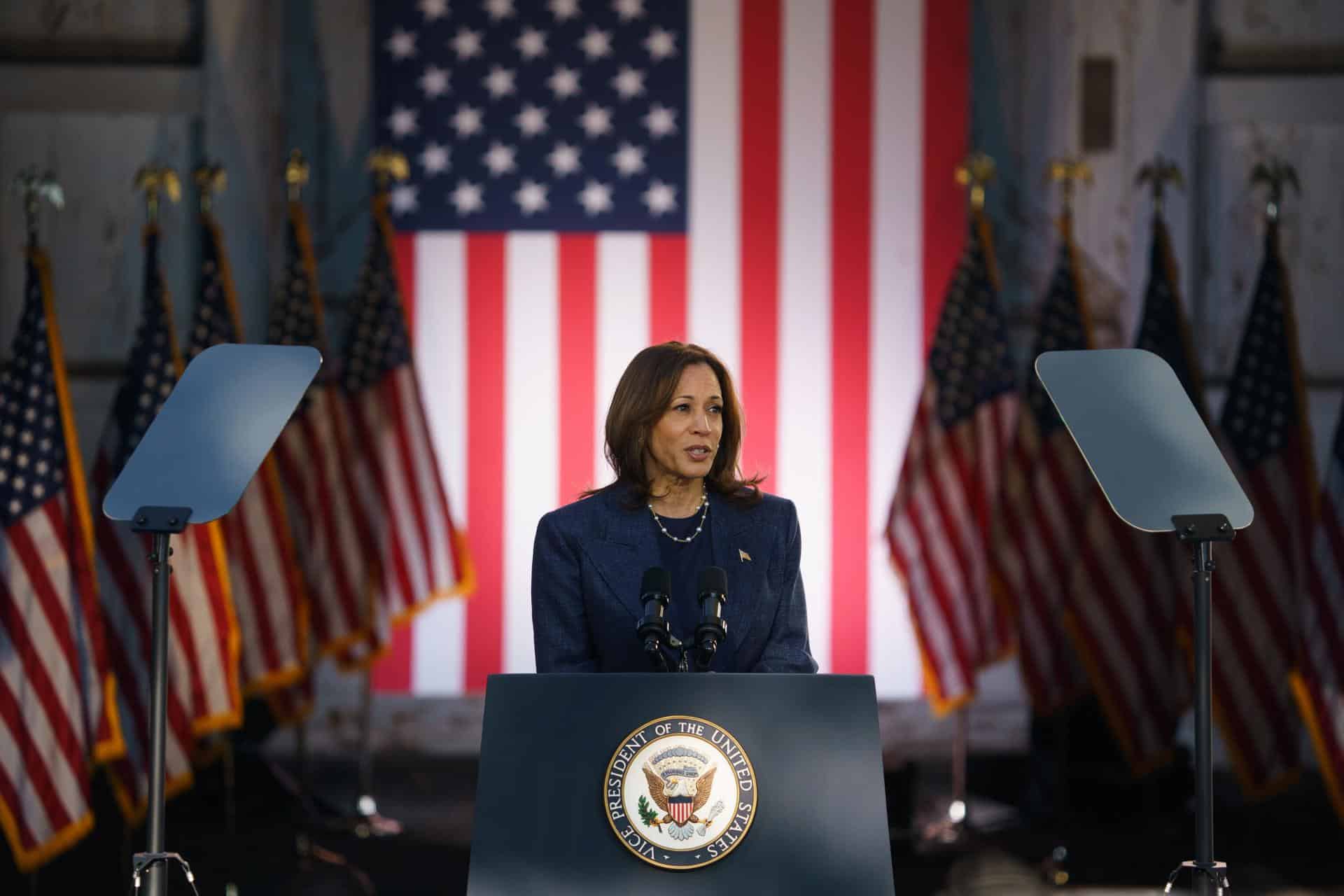 Fotografía del 16 de octubre de 2024 de la vicepresidenta estadounidense y actual candidata presidencial demócrata, Kamala Harris, en un mitin en el condado de Bucks, Pensilvania, EE.UU EFE/WILL OLIVER