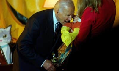 El presidente estadounidense Joe Biden (i) saluda a un niño durante un evento de "truco o trato" en la Casa Blanca en Washington. EFE/EPA/WILL OLIVER