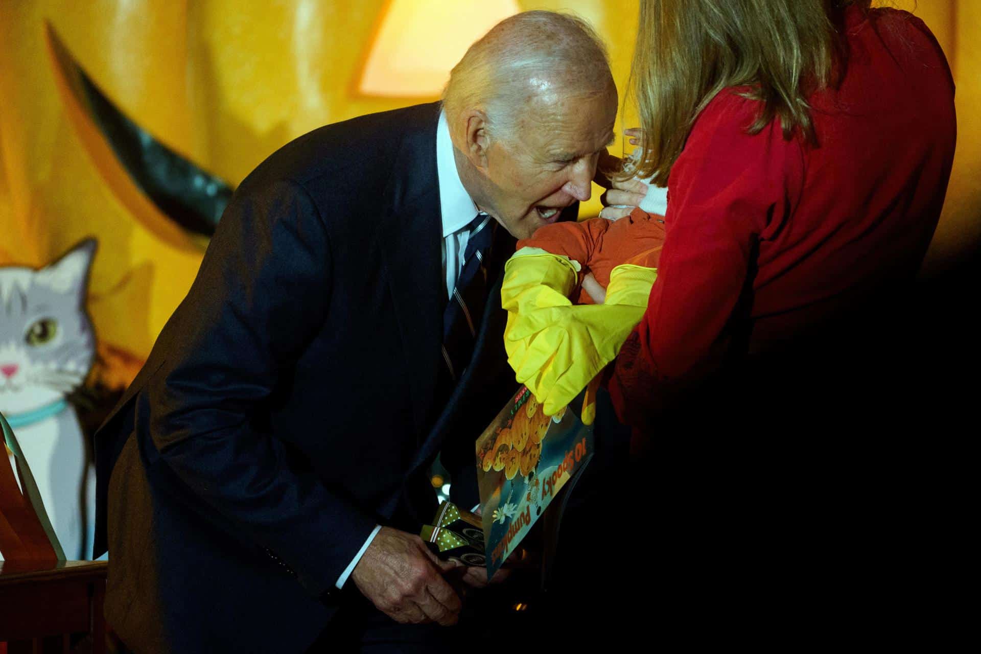 El presidente estadounidense Joe Biden (i) saluda a un niño durante un evento de "truco o trato" en la Casa Blanca en Washington. EFE/EPA/WILL OLIVER