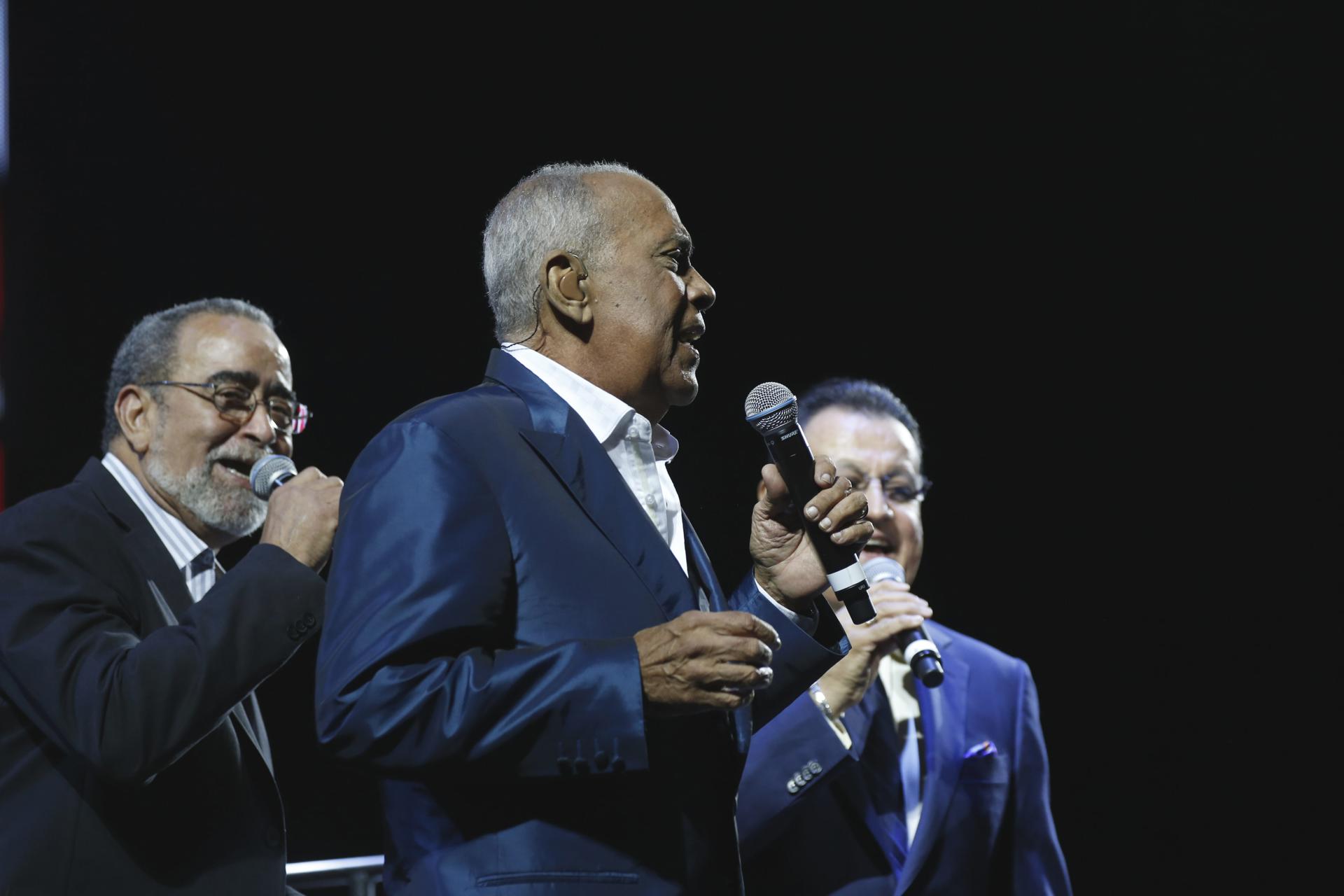 Fotografía de archivo del 18 de octubre de 2013 en donde se ve al artista Cheo Feliciano (c) (1935-2014) en el escenario de La Fania All Stars en el Coliseo José Miguel Agrelot en San Juan (Puerto Rico). EFE/Thais Llorca