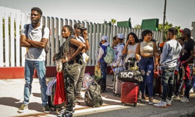 Migrantes hacen fila en una estación migratoria 'El Chaparral', este viernes en la ciudad de Tijuana en Baja California (México). EFE/Joebeth Terriquez