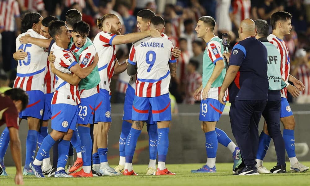 Jugadores de Paraguay fueron registrados este martes, 15 de octubre, al celebrar su victoria por 2-1 sobre Venezuela, al final de un partido de la fecha 10 de las eliminatorias sudamericanas al Mundial FIFA de 2026, en el estadio Defensores del Chaco de Asunción (Paraguay). EFE/Juan Pablo Pino