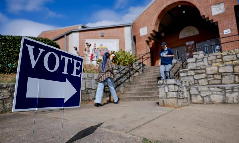 Ciudadanos participan en una jornada de votación anticipada para las presidenciales en el condado de Dekalb en Atlanta, Georgia, EE. UU., el 30 de octubre de 2024. EFE/EPA/Erik S. Lesser