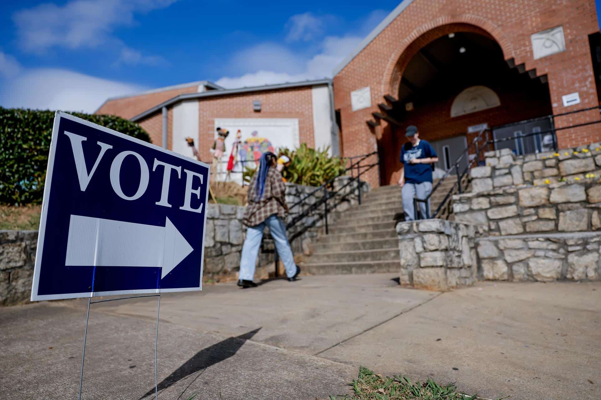 Ciudadanos participan en una jornada de votación anticipada para las presidenciales en el condado de Dekalb en Atlanta, Georgia, EE. UU., el 30 de octubre de 2024. EFE/EPA/Erik S. Lesser