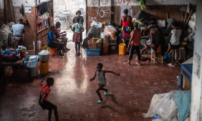 Fotografía de archivo del 25 de septiembre de 2024 de personas en un refugio en Puerto Príncipe (Haití).EFE/ Johnson Sabin