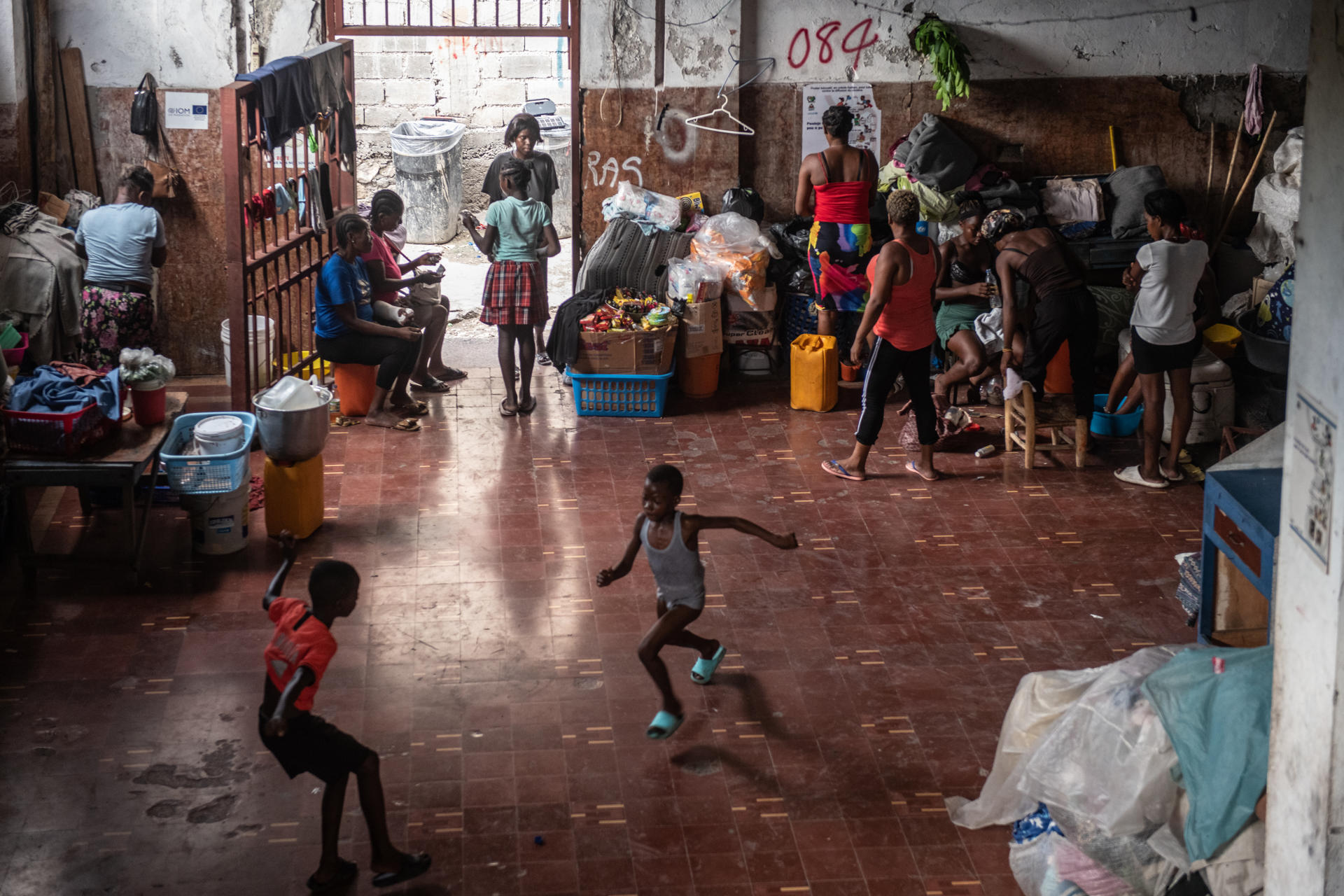 Fotografía de archivo del 25 de septiembre de 2024 de personas en un refugio en Puerto Príncipe (Haití).EFE/ Johnson Sabin