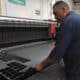 Fotografía de una persona laborando en una fabrica de ensamble en Ciudad Juárez, Chihuahua (México). EFE/Luis Torres