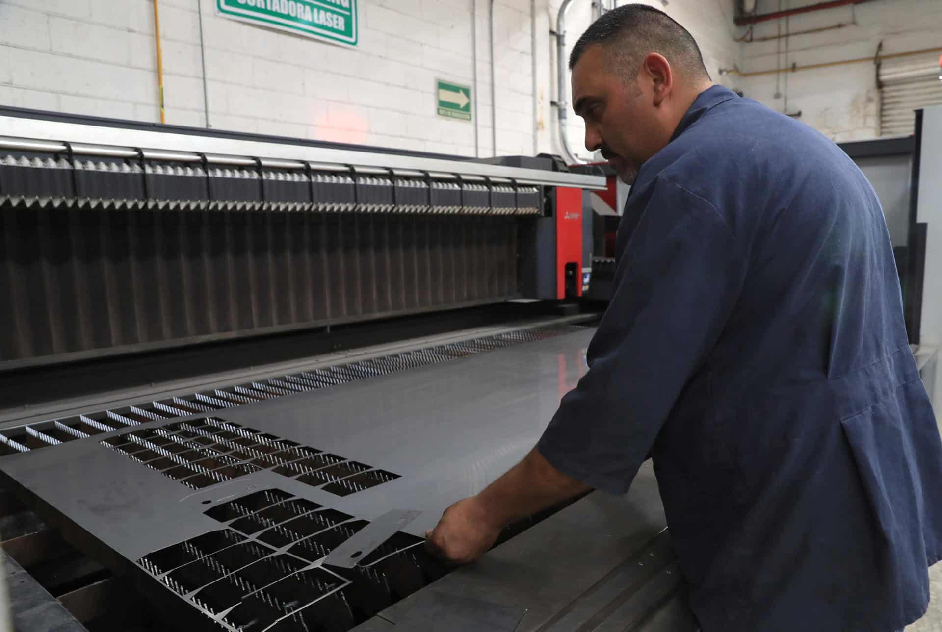 Fotografía de una persona laborando en una fabrica de ensamble en Ciudad Juárez, Chihuahua (México). EFE/Luis Torres