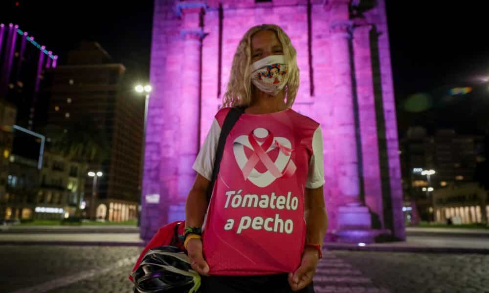 Fotografía de archivo de una mujer durante el acto inaugural del mes internacional de prevención del cáncer de mama, el 5 de octubre de 2021, en Montevideo (Uruguay). EFE/Raúl Martínez